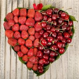 Сердце из клубники и черешни
