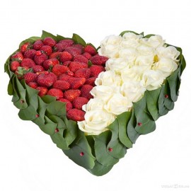 Клубника с белыми розами
