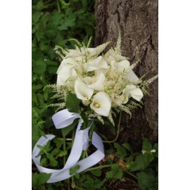 Букет невесты из белых калл и астильбы 