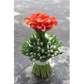 Стильный микс из калл и тюльпанов 