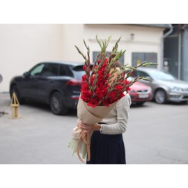 15 красных гладиолусов в крафте 