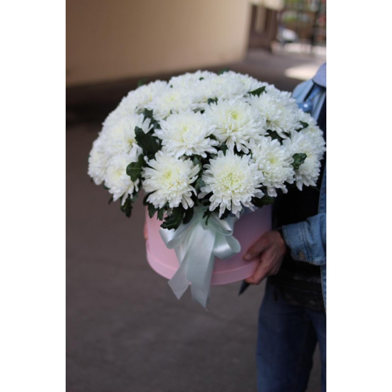 Белые хризантемы в коробке 