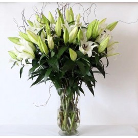 Интерьерная ваза с белыми лилиями 