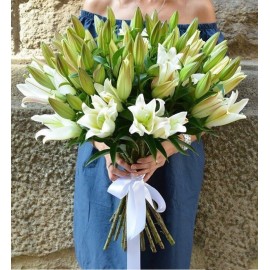 Букет из 19 белых лилий
