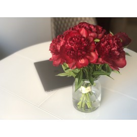 7 бордовых пионов в вазе