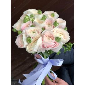 Букет из 15 ранункулюсов