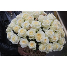 101 пионовидная роза в корзине