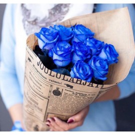 9 синих роз в крафте