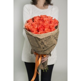 35 оранжевых роз в крафте