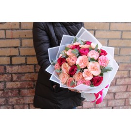 25 пионовидных роз