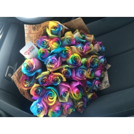 35 радужных роз в крафте