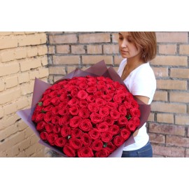 101 красная роза в крафте