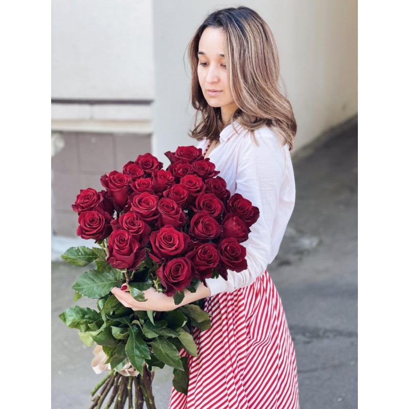 25 красных роз высотой 100 см