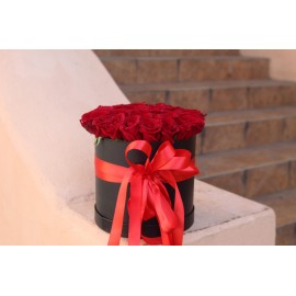 35 красных роз в коробке 