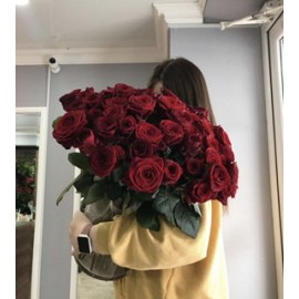 51 красная роза в вазе 