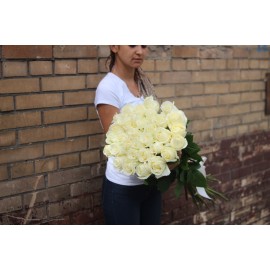 35 белых роз высота 80 см.