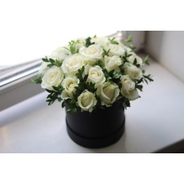 21 белая роза в коробке.