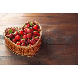 Корзина-сердце из клубники