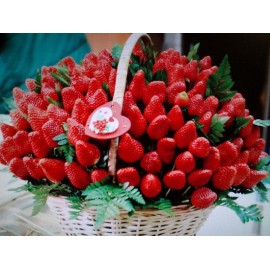 Корзина с любимой клубникой