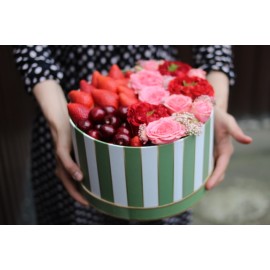 Коробка с любимыми ягодами 