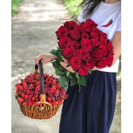 Розы и ягодная корзина 