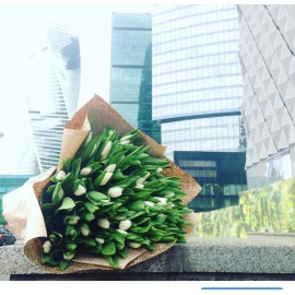 101 белый тюльпан в крафте 